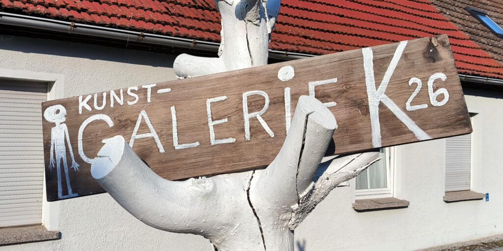 Hinweisschild zur Galerie K26 in Kloster Zinna.
