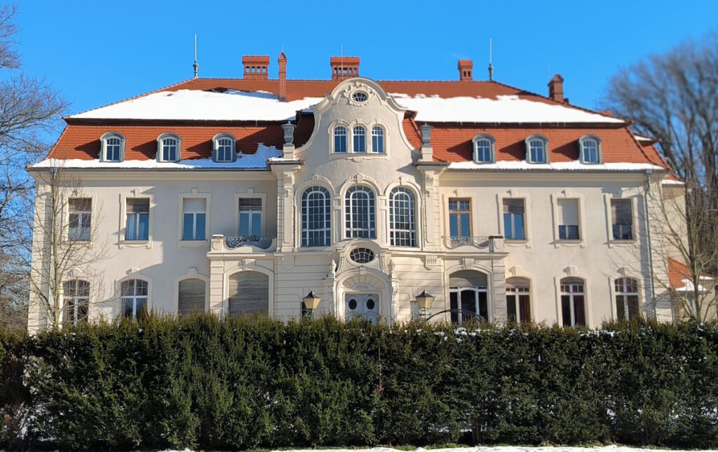 Das Gutshaus Kaltenhausen oder auch Schloss Zinna war einst die Schule des Ortes.