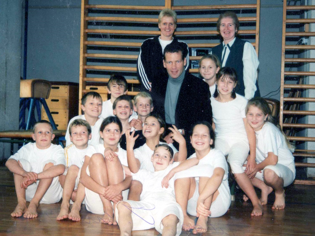 Henry Maske zusammen mit den Zinnaer Mattenhüpfern 1848 und Direktorin Regina Guderjahn. Henry Maske zusammen mit den Zinnaer Mattenhüpfern 1848 und Direktorin Regina Guderjahn.