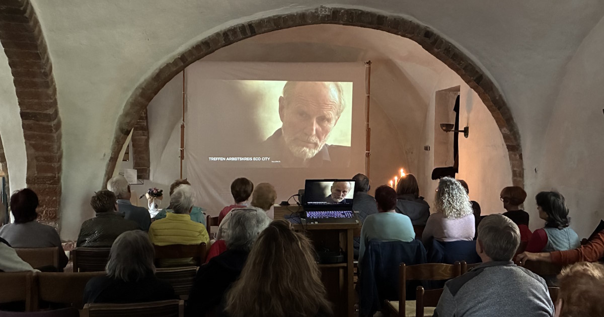 Blick in das Konversenhaus beim Filmabend mit Elfi Mikesch