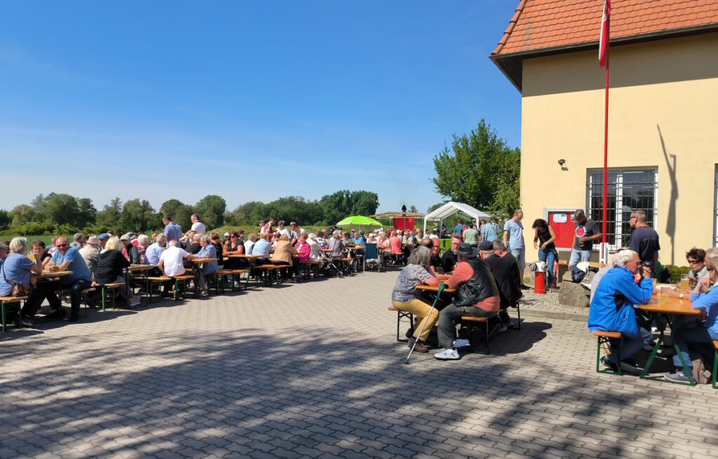 Zu Himmelfahrt füllen sich die Flächen auf dem Gelände der Freiwilligen Feuerwehr Kloster Zinna