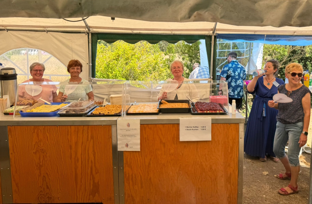 Kuchen und Kaffee beim Familienfest 2025