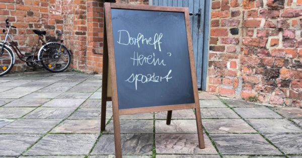 Schild für den Dorftreff in Kloster Zinna
