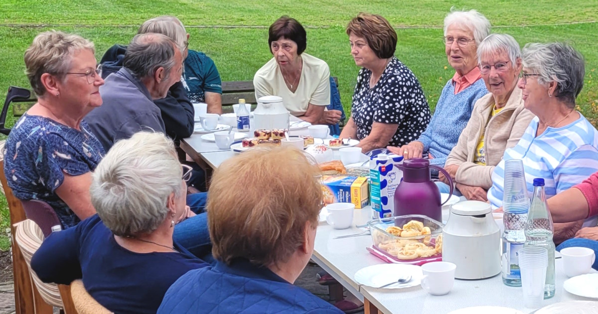 Dorftreff vor dem Konversenhaus im September