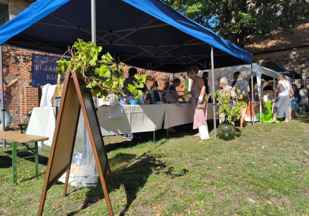 So sah der Stand vom Förderverein Kloster Zinna e.V. im vergangenen Jahr 2025 auf dem Handwerkermarkt aus.