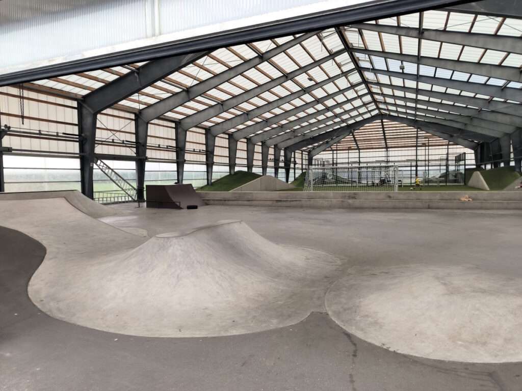 Der Sportpark in Harboøre (Dänemark) mit Platz für Skater und Fußballer.