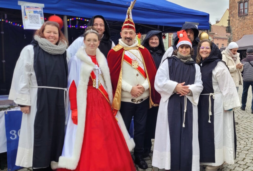 Die Mitglieder vom Förderverein Kloster Zinna zusammen mit dem Prinzenpaar.