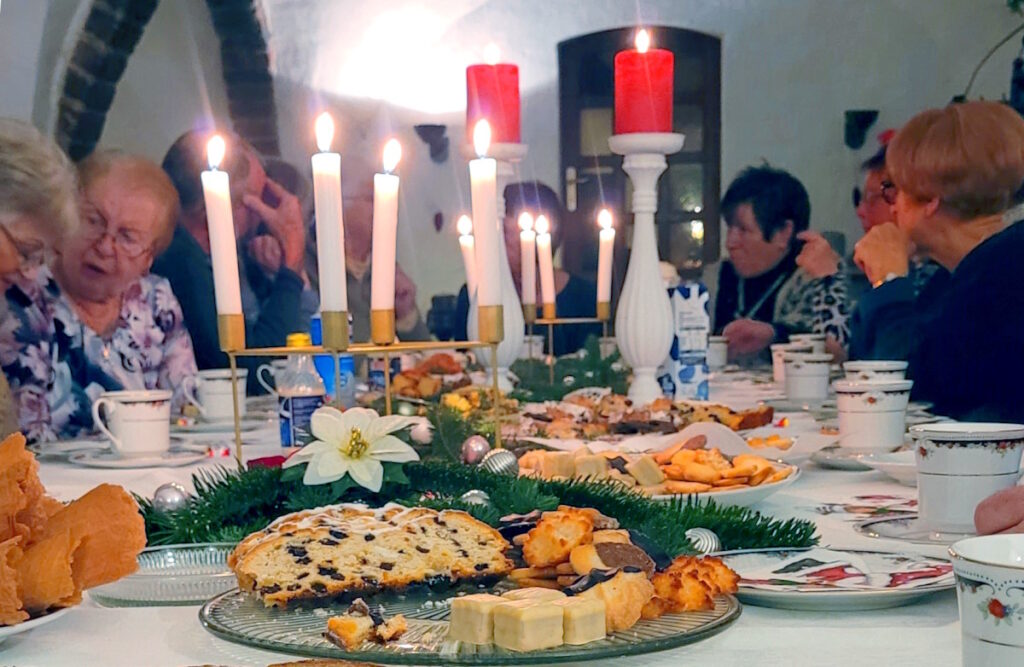 Weihnachtstafel im Konversenhaus.