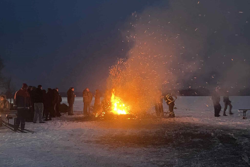 Rund um das Feuer genossen die vielen Besucher das wärmende Feuer, welches die Feuerwehr Kloster Zinna vorbereitet hatte.