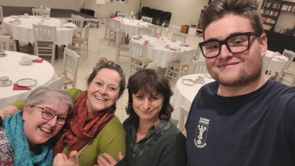 Die Fleißbienchen Heike, Sybille, Ute und Erik hatten den Saal liebevoll vorbereitet.