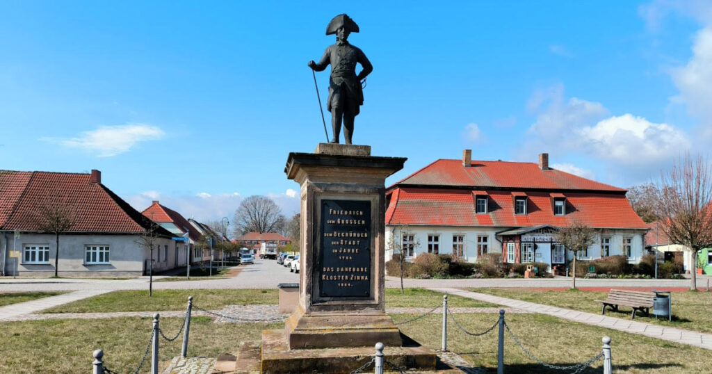 Das Denkmal von Friedrich dem Großen in der Ortsmitte.