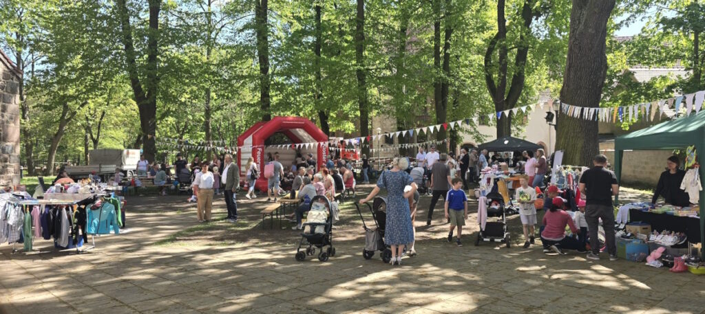 Blick über den Trödelmarkt der Kita Pittiplatsch 2025