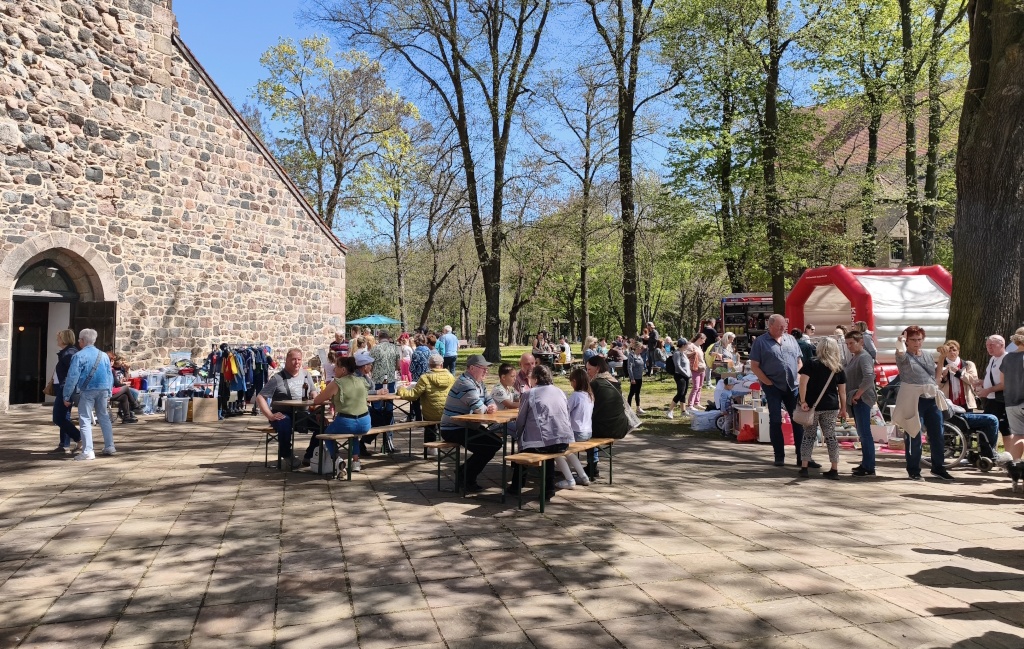 Am Tag der Arbeit war viel los auf dem Platz vor der Kirche in Kloster Zinna.