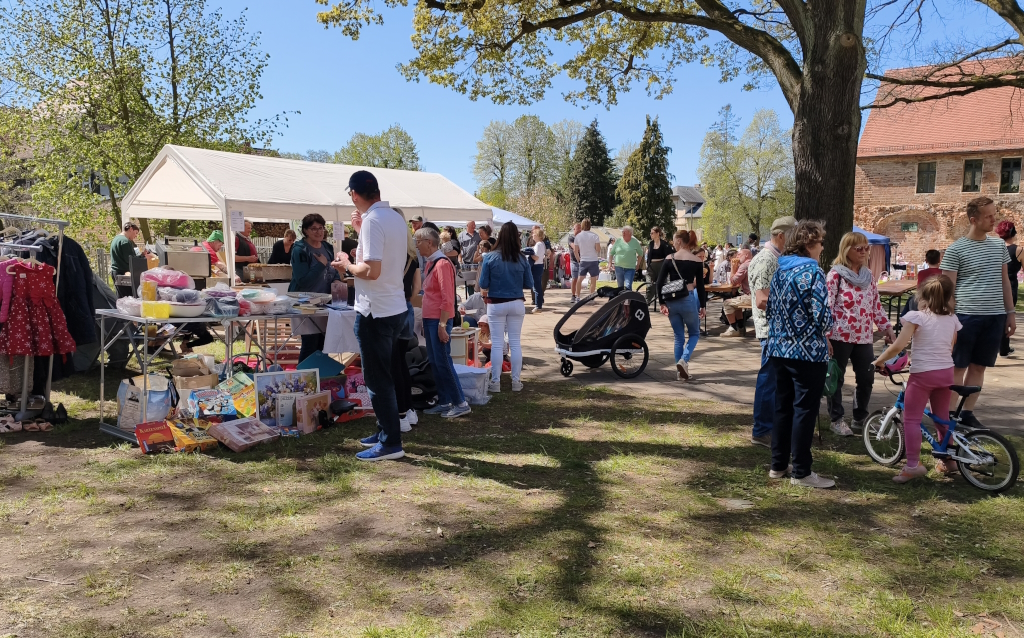 Stände auf dem Kinder- und Familientrödelmarkt in Kloster Zinna.Es