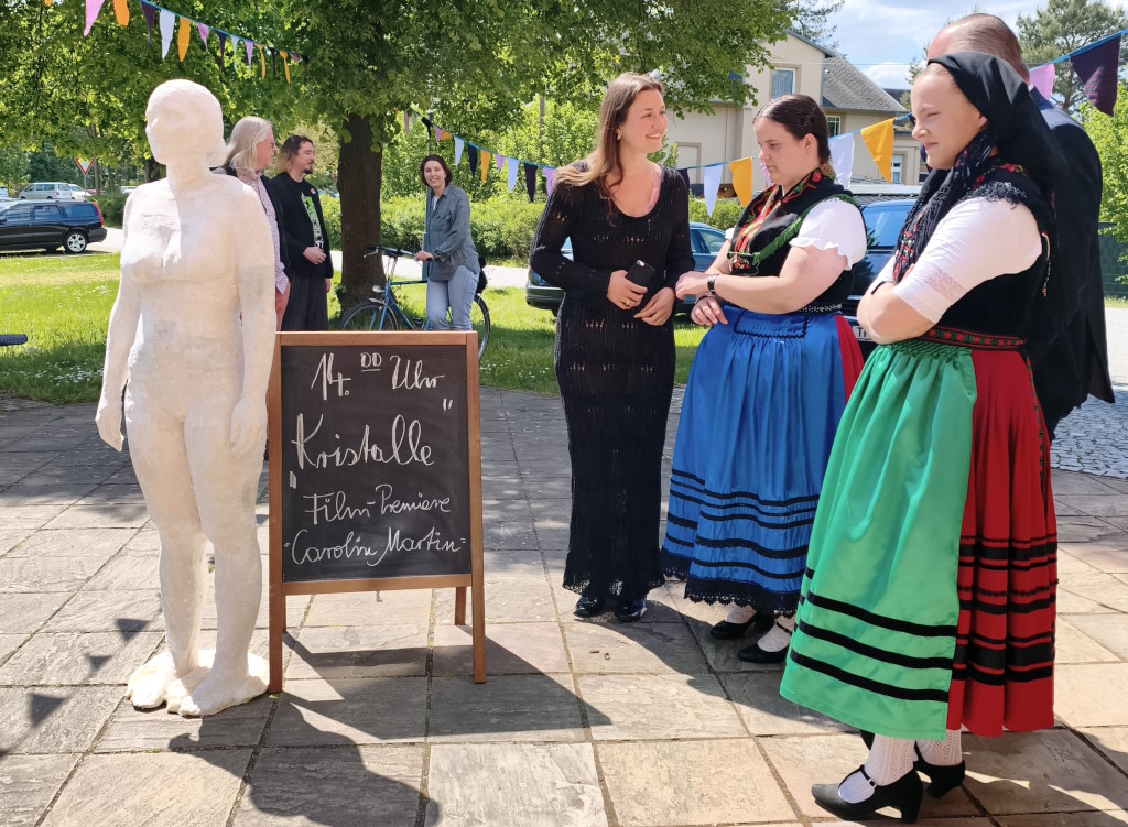 Die Filmemacherin Carolin Martin im Gespräch mit dem Trachtenverein.