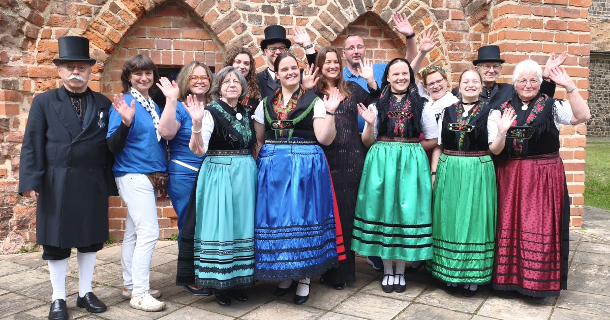 Die Trachtenvereine und der Förderverein Kloster Zinna zusammen mit Carolin Martin.