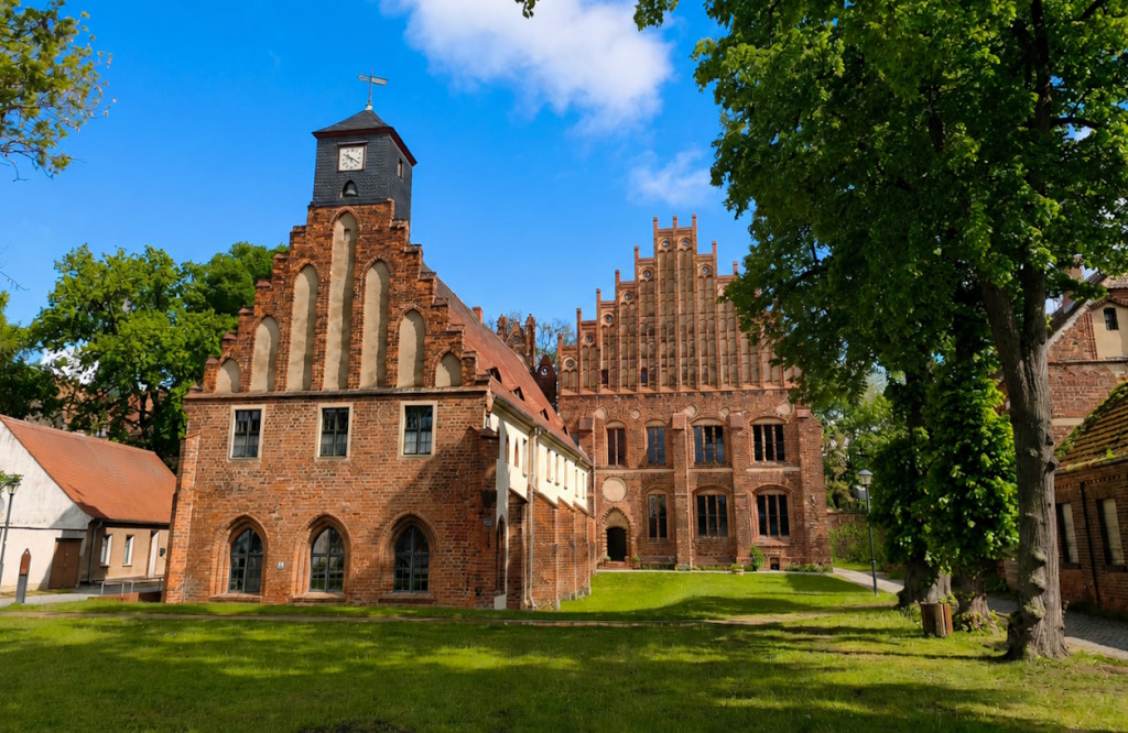 Das Kloster mit dem Sichenhaus, dem Abtshaus und rechts dem Pfarrhaus.