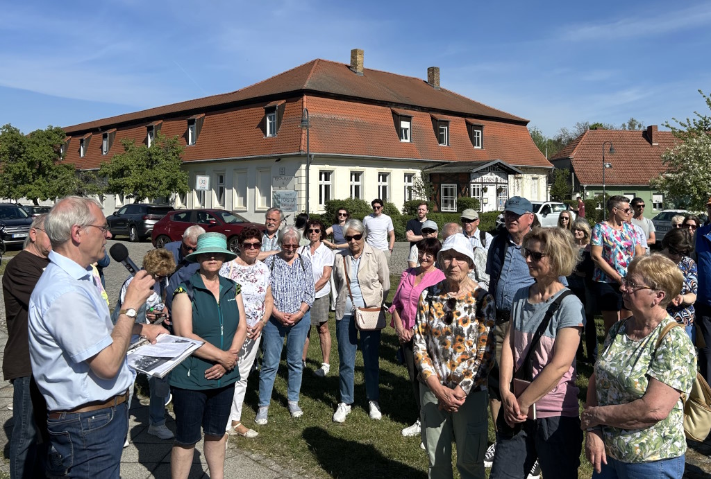 Norbert Jannek am Mikrofon erzählt Geschichten aus Kloster Zinna.