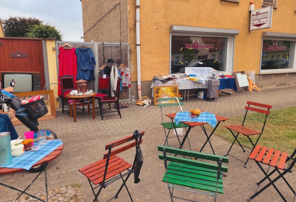 Der Stand von Ute und Sybille zum Hoftrödelmarkt 2026 in Kloster Zinna.