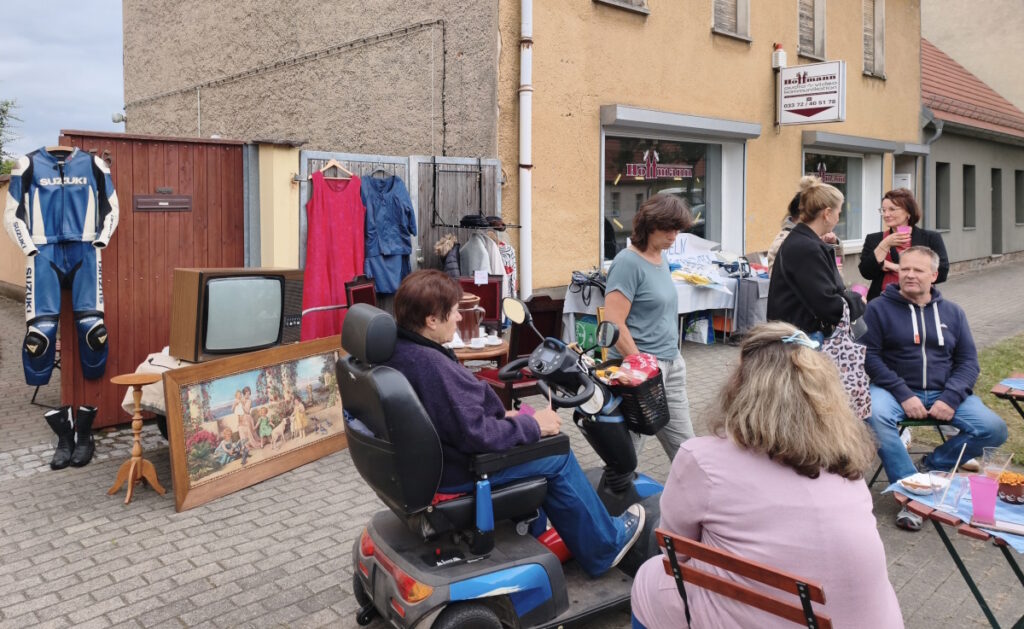 Gemütliche Runde am Stand von Ute und Sybille zum Hoftrödelmarkt 2026.