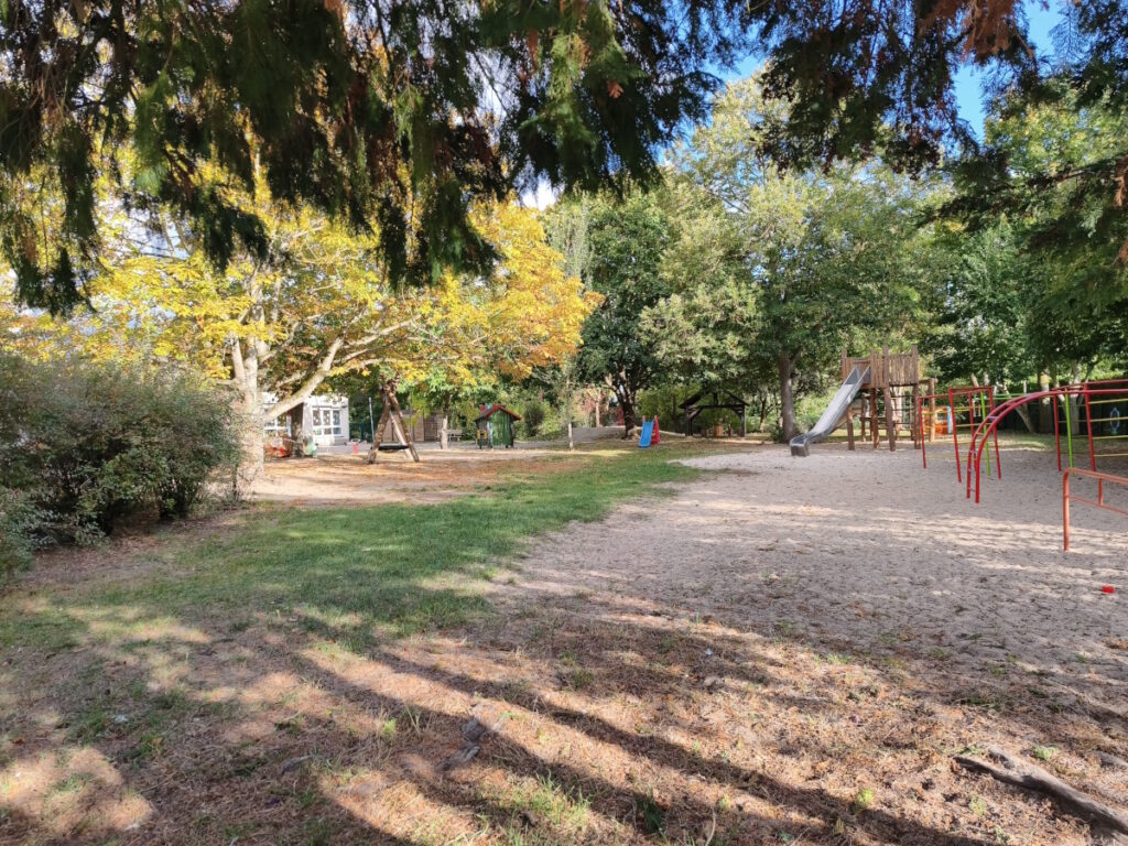 Der Garten von der Kita Pittiplatsch bietet viel Platz zum Spielen und Entdecken.
